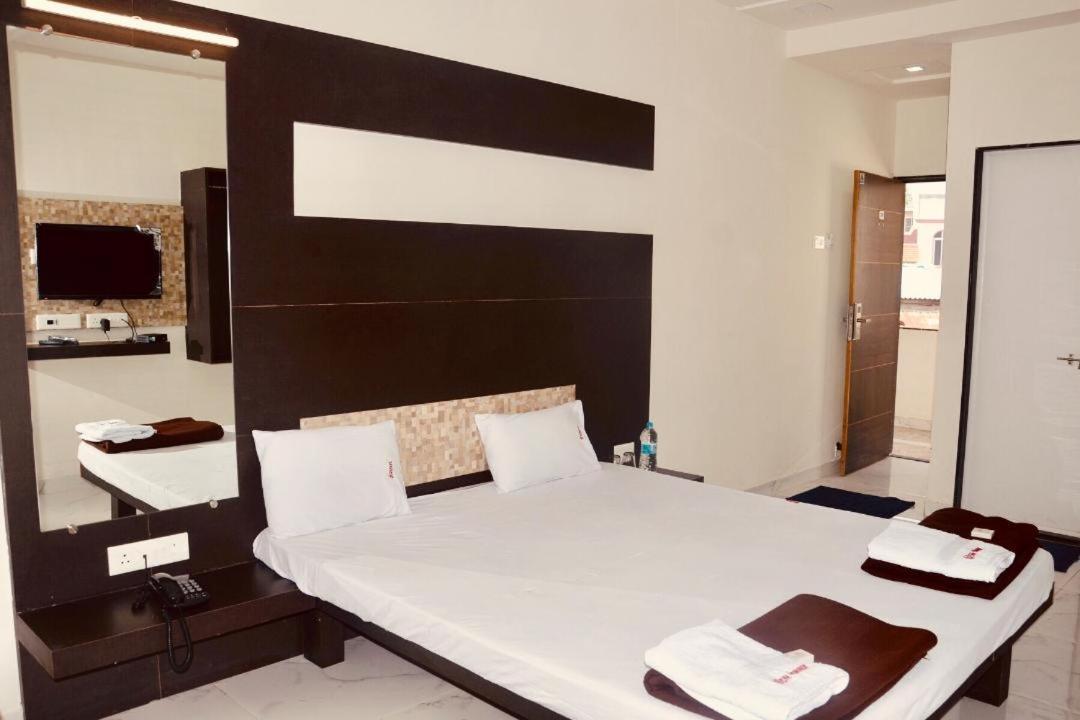 Hotel Mangalam Kurandvad 外观 照片